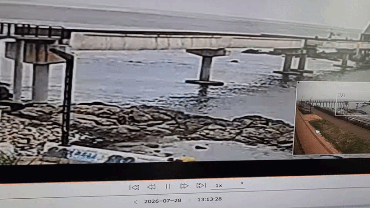 [포항=뉴시스] 포항 보릿돌교 붕괴 장면. (제공=포항해양경찰서) 2026.07.28. *재판매 및 DB 금지