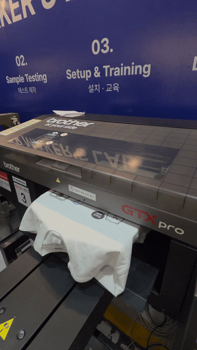 브라더코리아 GTX 제품으로 의류에 그림을 인쇄하는 장면. [사진=황세웅 기자]