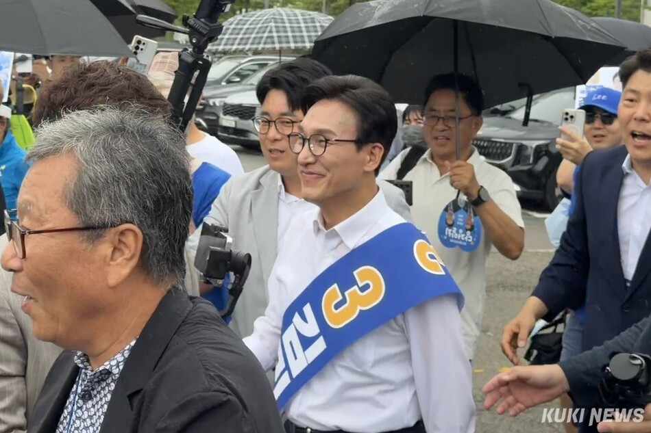 비보다 거센 함성…수도권 결전 앞두고 달아오른 민주당 경선