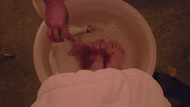 포시즌스 호텔 홍콩 더 스파(The Spa). 전통 한방 허브 족욕을 하고 있다. [김혜진 기자]