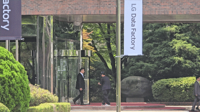 매디슨 황 엔비디아 피지컬 인공지능(AI) 플랫폼 제품·기술 마케팅 수석디렉터가 18일 오전 서울 서초구 LG전자 양재 연구개발(R&D)캠퍼스 내 데이터팩토리 방문을 마친 뒤 ‘LIFE’S GOOD’ 문구가 적힌 쇼핑백을 들고 건물을 나서고 있다./정두용 기자