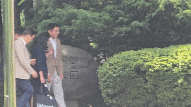 매디슨 황 엔비디아 수석디렉터가 18일 LG전자 양재 R&D캠퍼스 내 데이터팩토리 방문을 마친 뒤 검은색 현대자동차 팰리세이드 차량에 탑승하고 있다. 황 수석디렉터는 이날 오전 8시40분쯤 캠퍼스에 들어가 오전 11시12분쯤 나왔다./정두용 기자