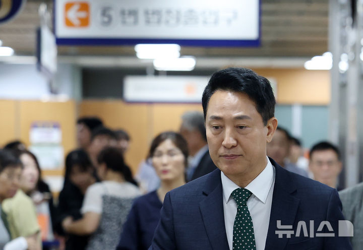 오세훈 서울시장 명태균 여론조사비 대납 의혹 항소심 첫 공판 법원 복도 이동 사진