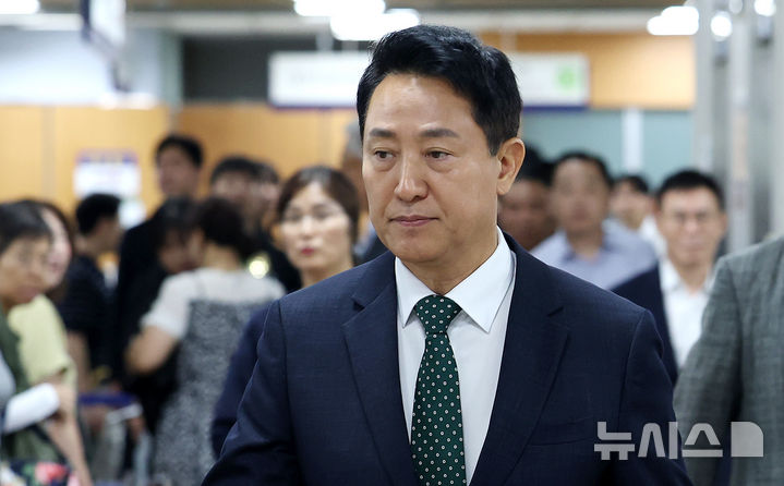 오세훈 항소심 8월 21일 법원 출석 당시 취재진과 관계자들 사이를 이동하는 장면