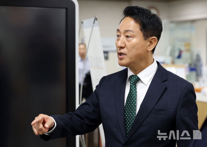 오세훈 서울시장 정치자금법 항소심 법원 방문 중 기자 질문에 답변하는 측면 사진