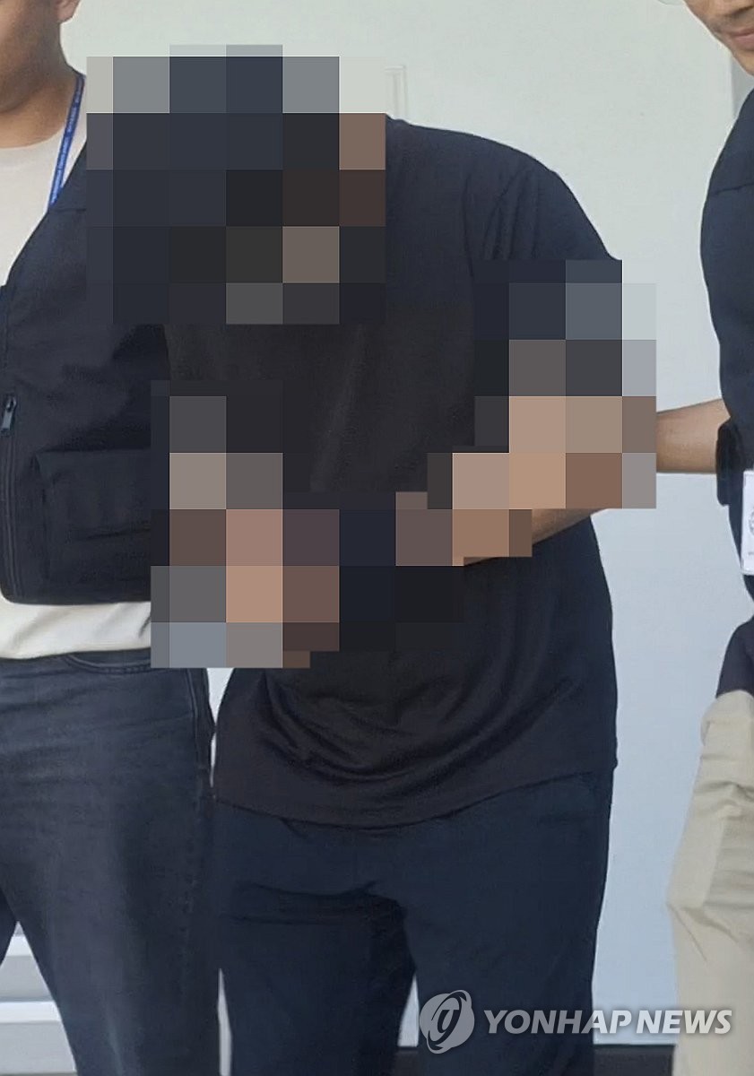 A 경장 호송차 탑승 장면