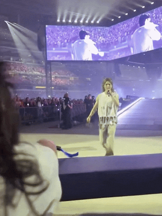 Uma cena emocionante foi divulgada mostrando Jimin, do BTS, dando um abraço e um beijo na bochecha de uma criança fã com uma doença incurável que visitou o local do show. /Foto = Capturada das redes sociais
