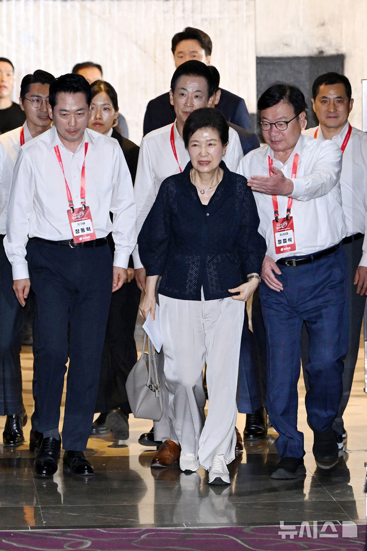박근혜 장동혁 정점식 연찬회 입장