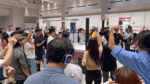 지난 22일 가히 와이레스 북촌에서 열린 '모닝 레이브' 현장에서 사람들이 춤을 추고 있다.
