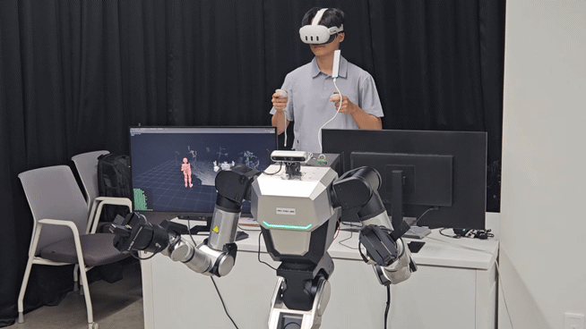 전북대 피지컬AI 기술 실증랩에서 연구원이 가상현실(VR) 기기를 착용하고 휴머노이드 로봇을 원격 조작하고 있다. 사람의 움직임을 데이터로 수집해 피지컬AI 학습에 활용하는 것이다. (영상=지디넷코리아)