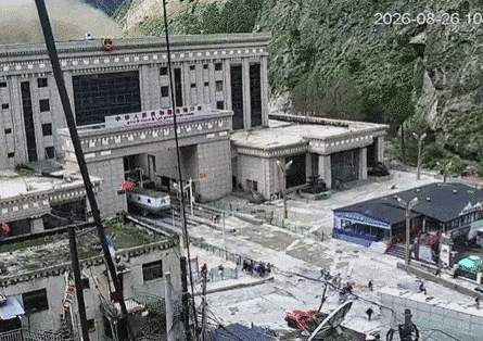 네팔 중북부와 중국 티베트자치구 접경지대에서 벌어진 홍수와 산사태에 시민들이 도망가는 모습. [X]