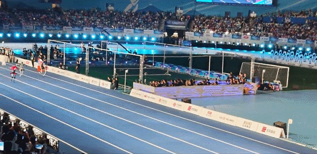 100m 예선 경기에 출전한 톈궁 울트라(흰색)가 9분39초로 결승선을 통과한 뒤 충돌 방지벽에 부딪히는 모습. 베이징=김철중 특파원 tnf@donga.com