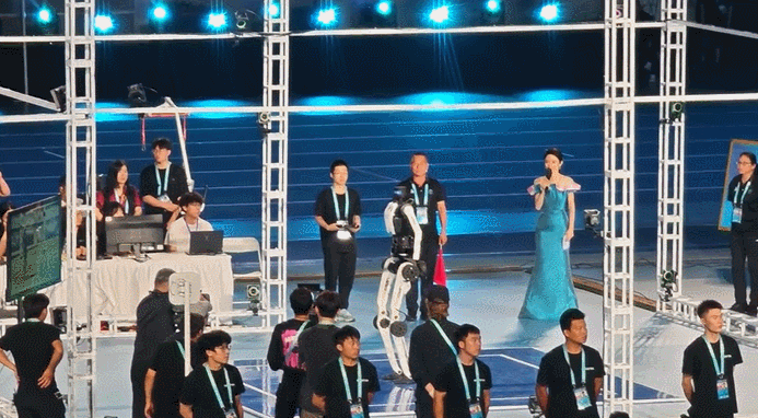 22일 개막식에서 제자리 높이뛰기 시범을 보인 톈궁 울트라는 순식간에 하늘로 뛰어올랐다. 기록은 2.8443m로 지난해 대회 우승 기록보다 약 3배 더 높았다. 베이징=김철중 특파원 tnf@donga.com