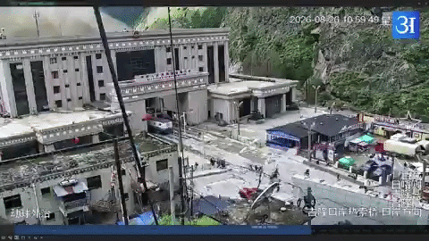 지난달 26일(현지시간) 네팔과 중국 국경의 히말라야 산악지대에서 대규모 홍수가 발생한 가운데 양국 국경 검문소 CCTV에 포착된 모습./영상=엑스(X·옛트위터)