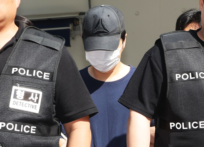 아내 살해 공무원 구속심사 출석