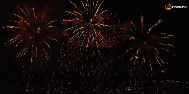 한화가 주최하는 '2026 서울세계불꽃축제'에서 영국팀 Pyrotex Firework가 불꽃놀이를 선보이고 있다./한화 유튜브 캡처