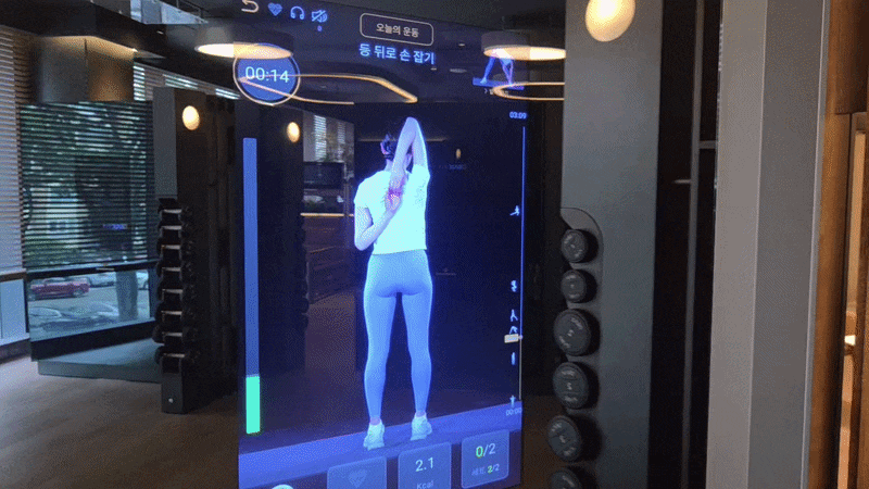 지난 2일 서울 영등포구의 한 헬스장 스트레칭존에 자리마다 설치된 기기 화면 속 AI 트레이너가 스트레칭 동작을 설명하고 있다. /강정아 기자