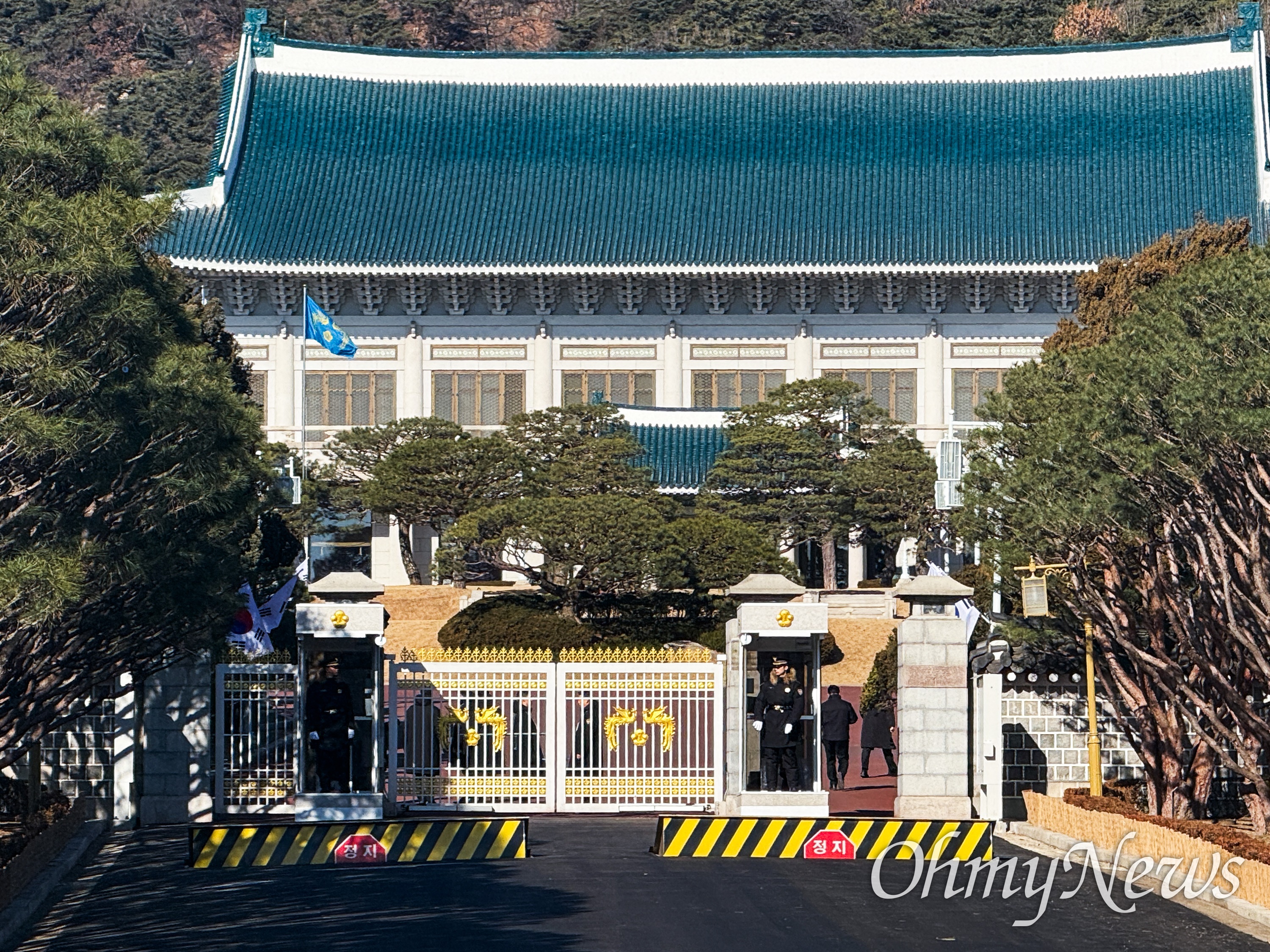 청와대 정문 봉황기