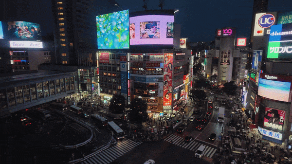 삼성전자가 도쿄 시부야역에 송출 중인 갤럭시 폴더블 광고. [사진=삼성전자]