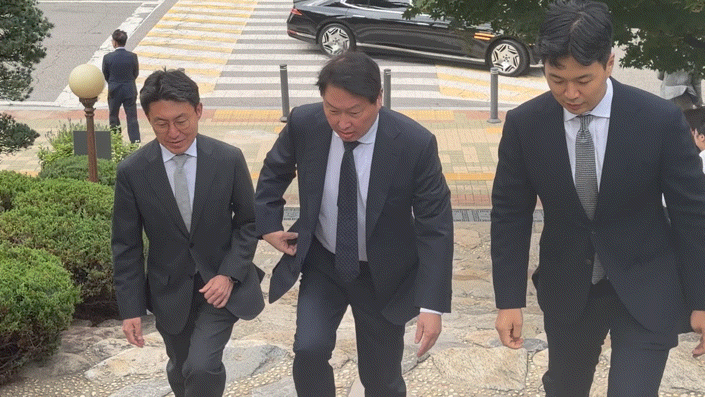 [서울=뉴시스] 박나리 기자=최태원 대한상의 회장이 9일 국회 사랑재에서 열린 '국회 경제대도약위원회 출범식'에 참석하고 있다. 2026.09.09. parknr@newsis.com