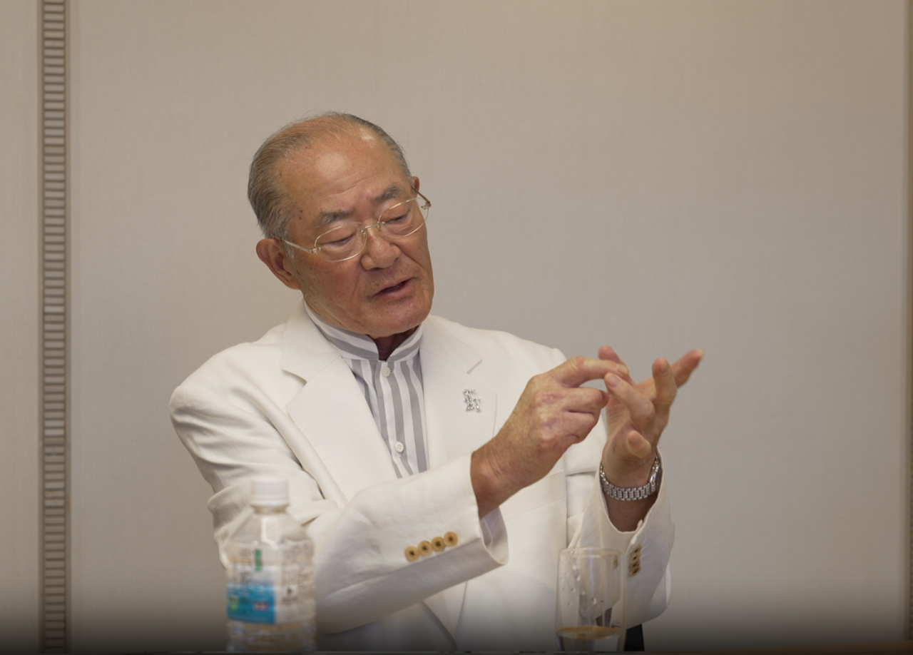 장훈 별세 - 2023년 일간스포츠 인터뷰 당시 굽은 손을 보여주는 장훈