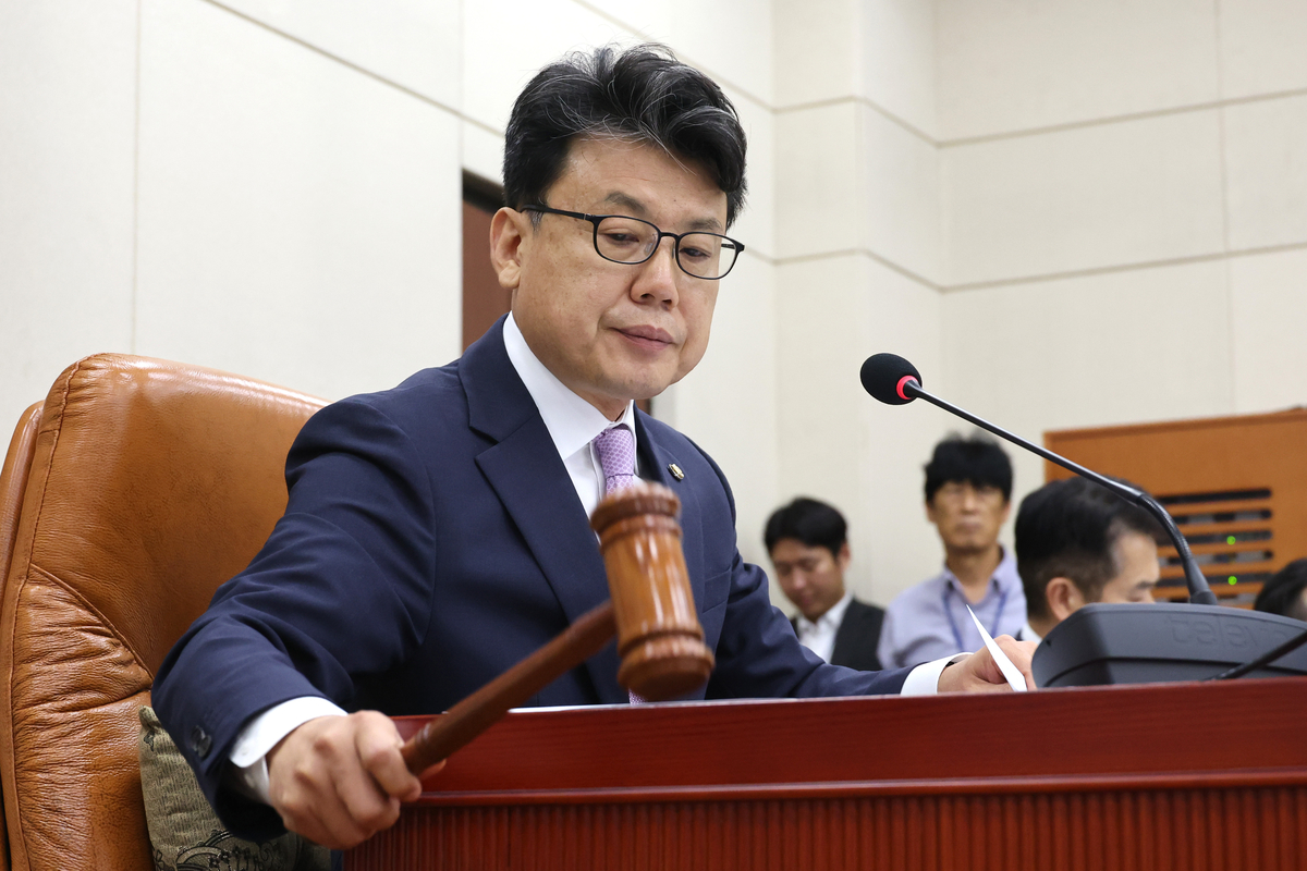 2026년 9월 국회 국방위원회에서 의사봉을 두드리는 진성준 위원장