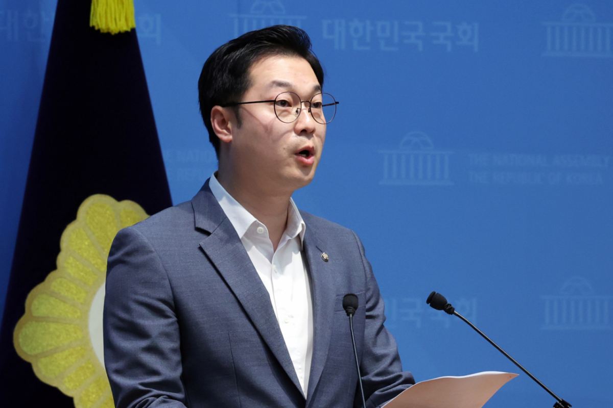 김동아 민주당 의원 고발인 조사 출석