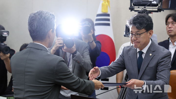 강신철 후보자 답변 장면