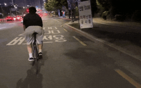 변속기와 브레이크 없이 주행하는 '노 브레이크 픽시자전거'를 급제동하기 위해서는 뒷바퀴를 미끄러지게 해 속도를 낮추는 스키딩 기술을 사용해야 한다. [자료=SNS 갈무리 캡처]