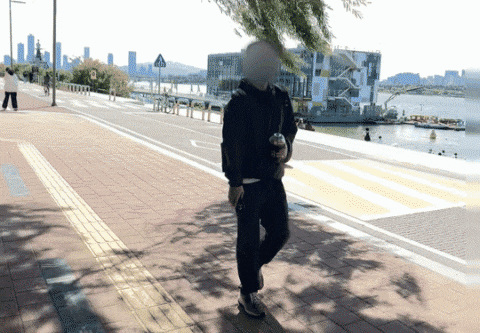18일 한강 자전거도로에 한 시민이 전기자전거를 타고 빠른 속도로 달리고 있다. /이경민 기자