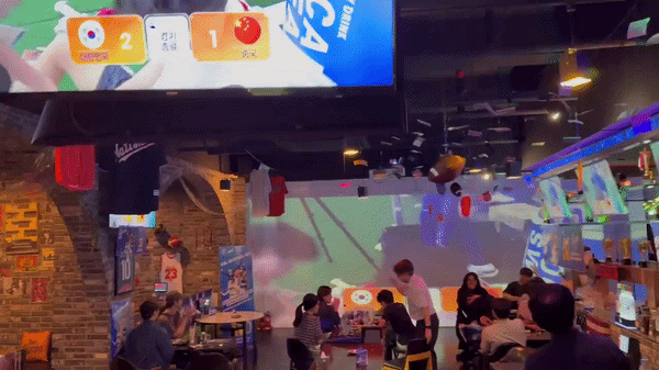 대한민국 대표팀의 승리로 준결승전이 종료되자 뷰잉펍을 찾은 관객들이 환호하고 있다. (사진=지디넷코리아)
