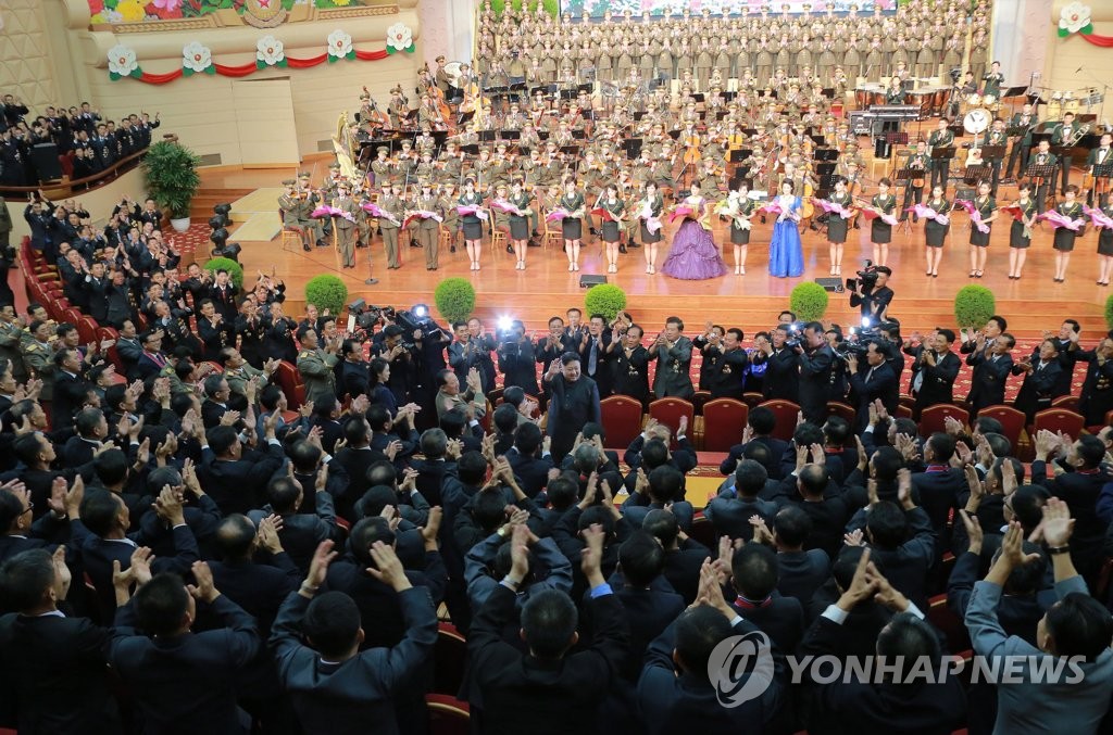 북한의 수소탄 성공 축하연 북한 조선중앙통신은 수소탄 시험 성공 기념 축하연에 김정은 위원장과 발사 관계자들이 참석했다고 2017년 9월10일 보도했다. 
[조선중앙통신 사진]