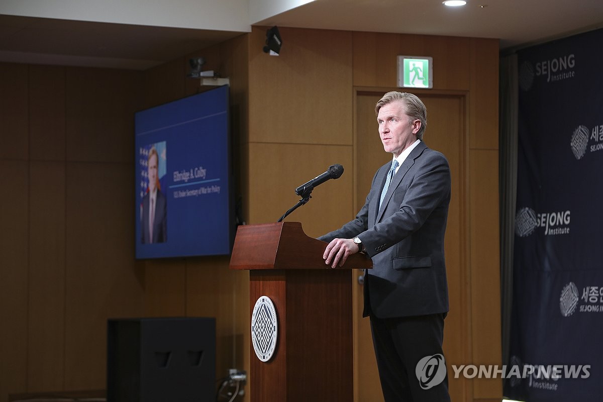 세종연구소에서 연설하는 콜비 차관 엘브리지 콜비 미국 국방부(전쟁부) 정책담당 차관이 2026년 1월 26일 서울 종로구 세종연구소에서 초청 연설을 하고 있다. 
[연합뉴스 사진]