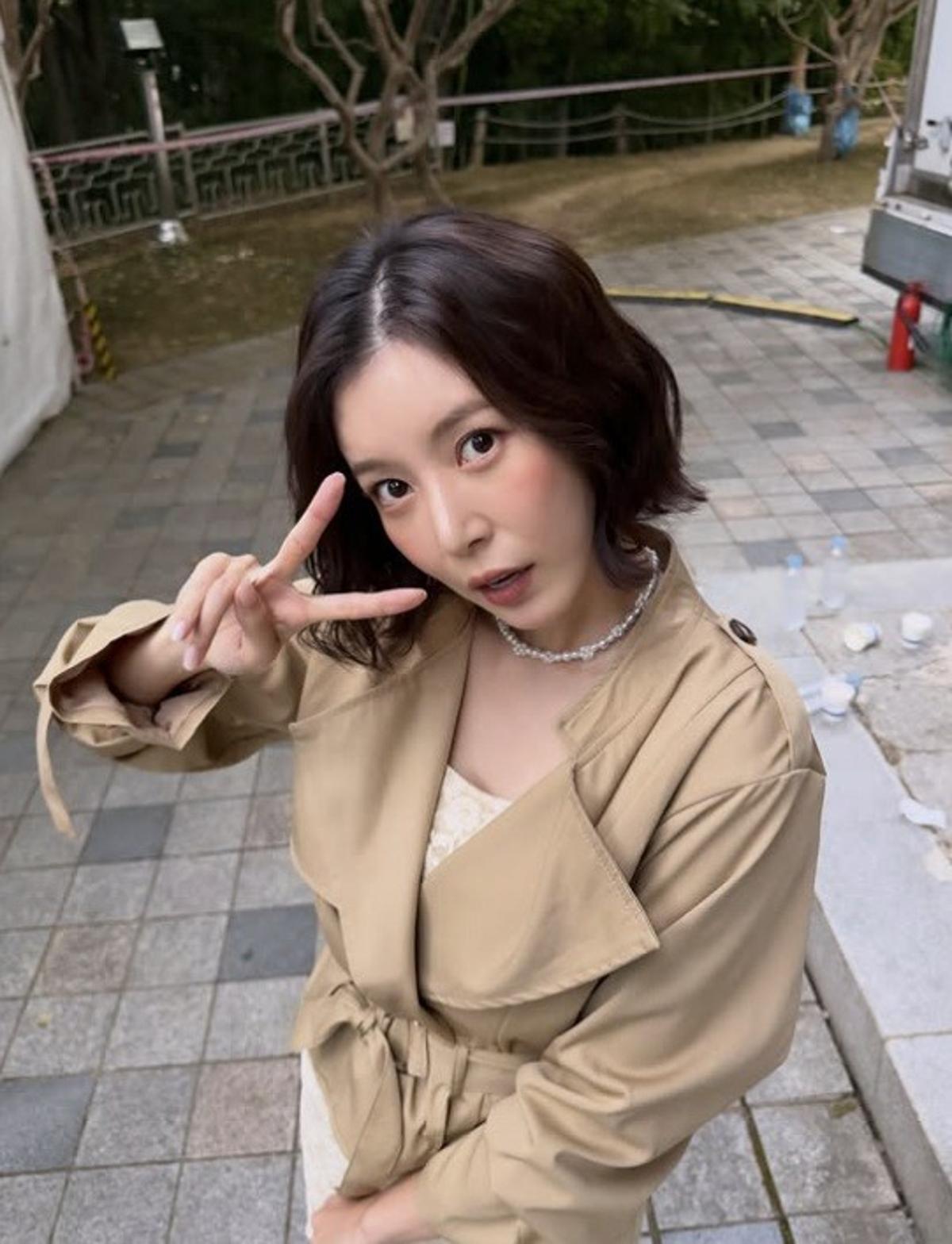 장혜리 단발 여신 가을 미니스커트 패션 프로필