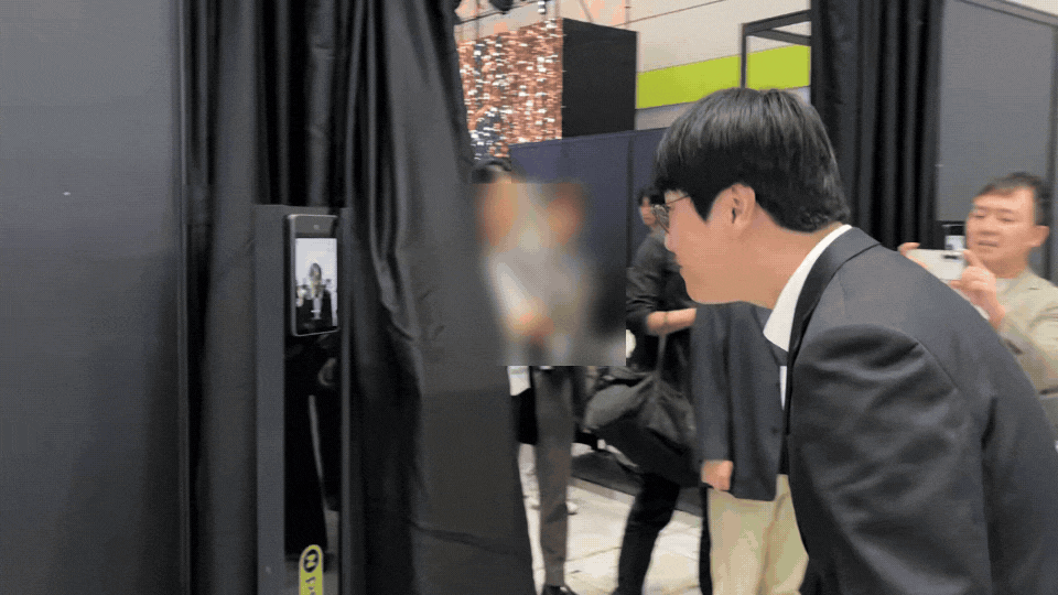 하정우 국가인공지능전략위원회 부위원장이 6일 서울 삼성동 코엑스에서 열린 ‘AI페스타 2026’의 ‘AI산업 정책 토크쇼’에 참석해 네이버페이의 얼굴인증 서비스 ‘페이스사인(FaceSign)’을 직접 시연했다.