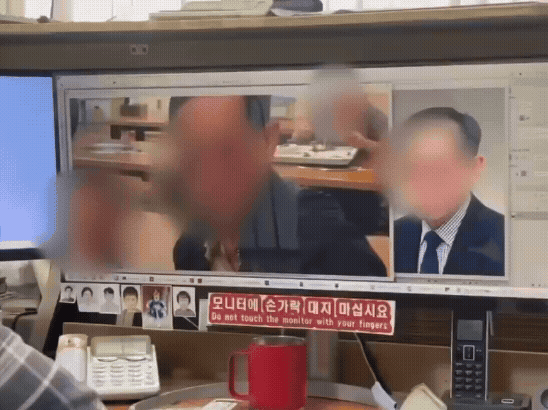 [서울=뉴시스]김하은·진민아 인턴기자 = 1일 서울 충무로의 ‘미래클 사진관’에서 이철수씨가 작은 원본 사진을 복원·확대해 만든 영정사진과 비교하며 작업 과정을 설명하고 있다. 2026.10.01.