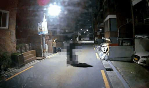 11일 오전 5시 40분쯤 A 씨가 저항하는 B 씨를 주민이 바라보고 있음에도 끌고 가는 장면. (독자 제공)
