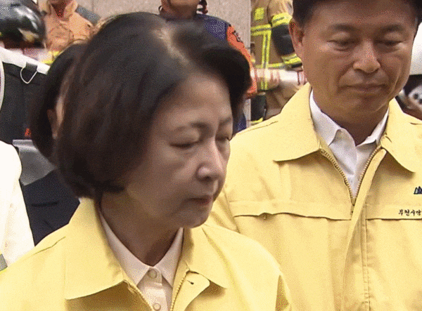 추미애 경기도지사가 16일 부천 화재 현장에서 취재진과 질의응답을 하던 중 자신의 ‘재정 빨대’ 발언에 대한 질문이 나오자 얼굴을 찌푸리고 손사래를 치며 자리를 떠나고 있다. /SBS 뉴스