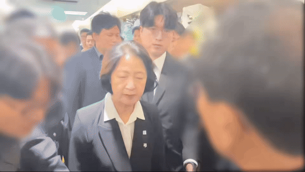 추미애 경기지사가 17일 고(故) 김진석 소방위의 빈소가 마련된 순천향대학교 부천병원 장례식장으로 들어서고 있다. 이지민 기자