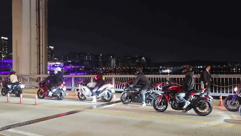 22일 오후 10시 서울 서초구에 위치한 잠수교에 오토바이 라이딩을 즐기는 사람들이 줄지어 서 있다. /강정아 기자