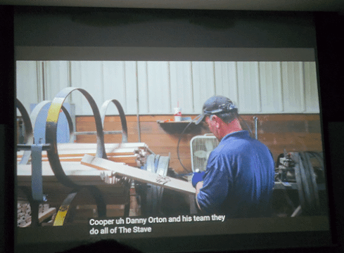 미주리주 오크 제작소에서 오크통을 만들고 있다. (하이트진로 제공)