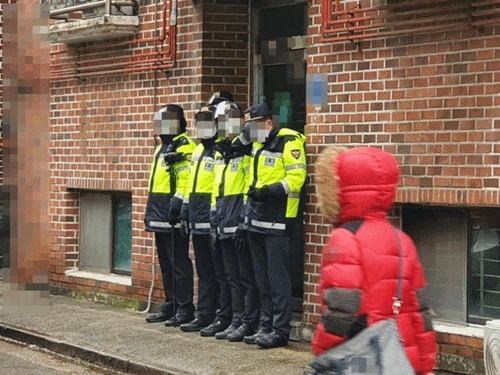 아동 성폭행범 조두순의 출소 하루 뒤인 2020년 12월 13일, 조두순의 거주지가 있는 경기 안산시의 다세대 주택 출입문을 경찰관들이 통제하고 있다. 임명수 기자