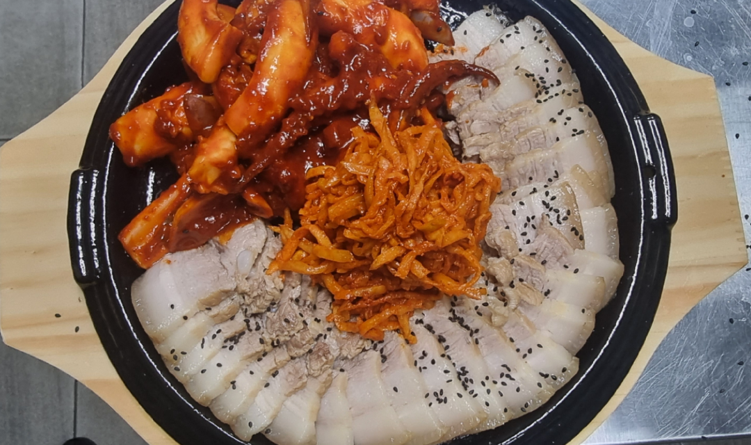 Daehangnoojingeobossam (대학로오징어보쌈) 3