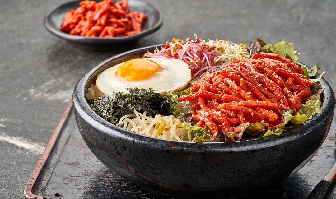 Gogideumppukdaewangbibimbap&naengmyeon (고기듬뿍대왕비빔밥&냉면) 1