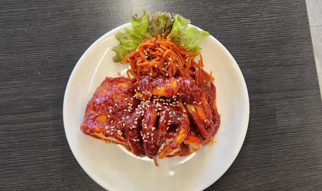 Daehangnoojingeobossam (대학로오징어보쌈) 1