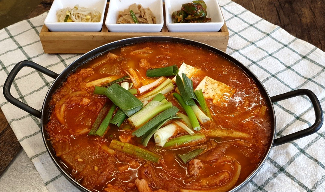 돼지고기듬뿍넣은김치찌개 3