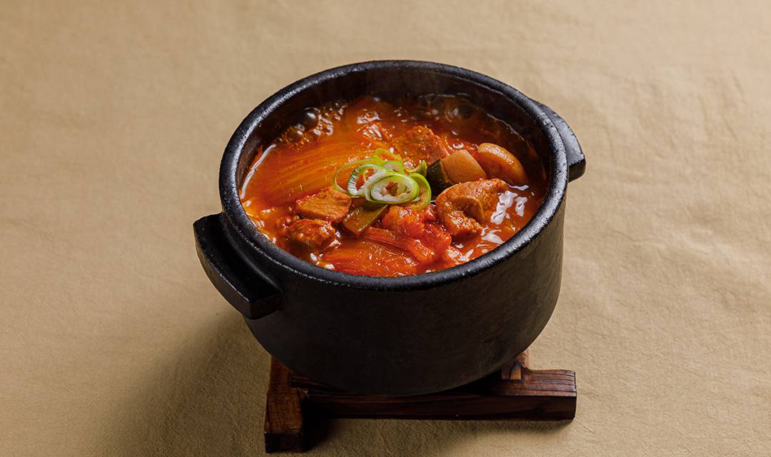 돼지고기듬뿍넣은김치찌개 1