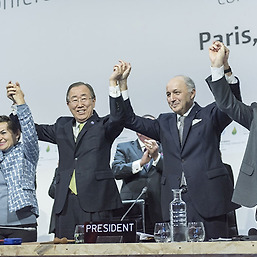 COP21에서 파리 협정의 최종 합의문을 채택한 뒤 기뻐하는 모습
