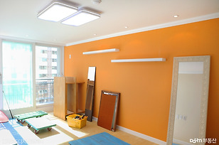 오렌지 컬러의 벽면이 돋보이는 20평대 아파트