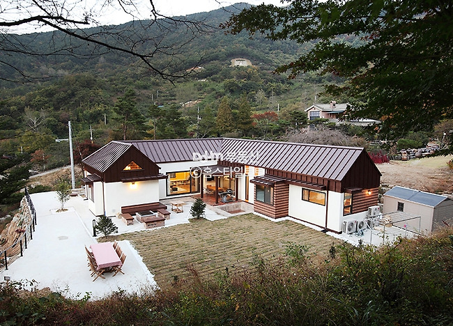 흥미로운 요소를 더한 프라이빗한 주택 대표사진